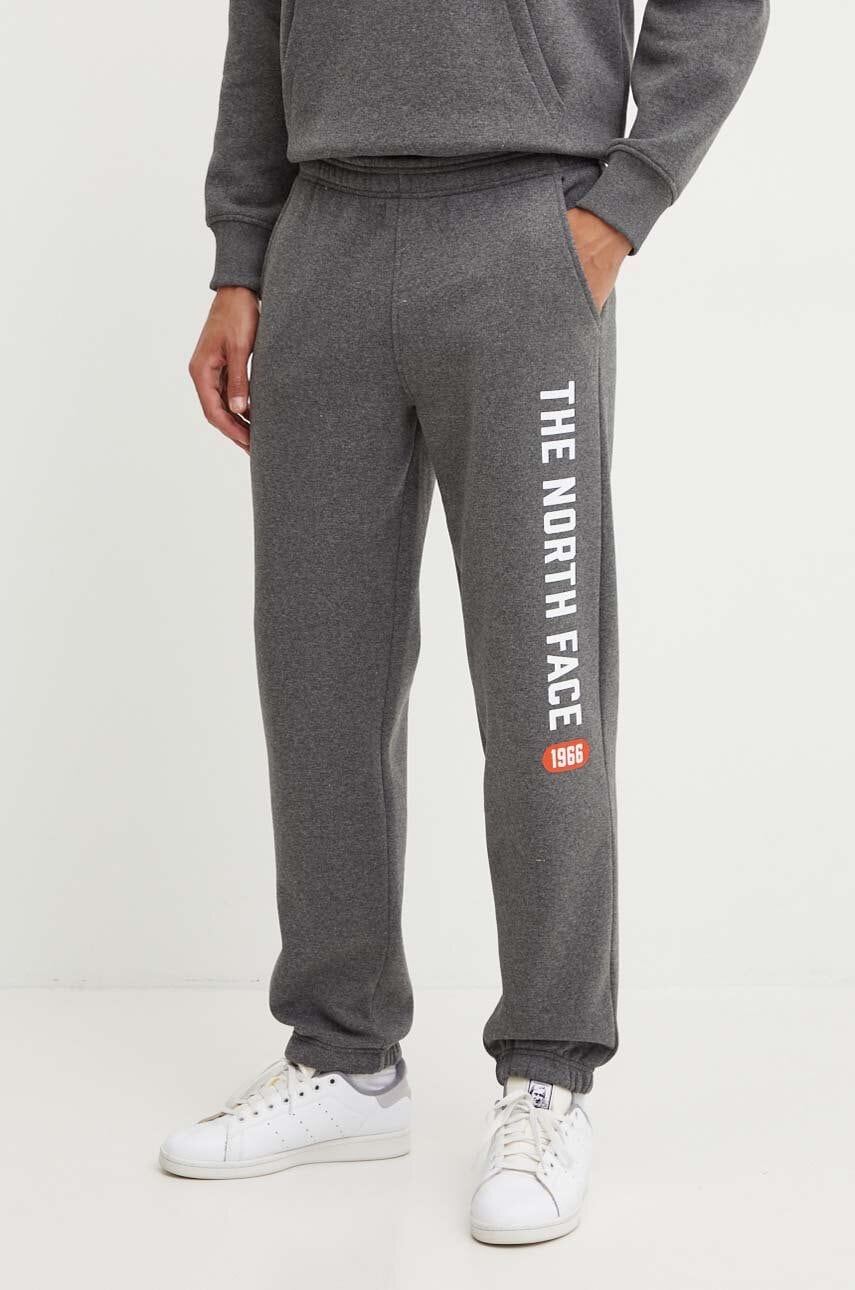 The North Face pantaloni de trening Pant Varsity Graphic culoarea gri, cu imprimeu, NF0A89DPDYY1 The North Face pantaloni de trening Pant Varsity Graphic culoarea gri, cu imprimeu, NF0A89DPDYY1