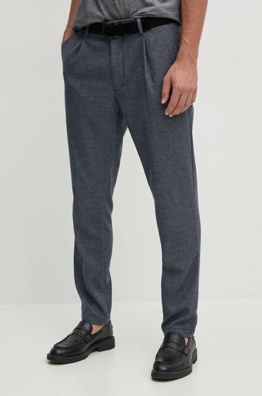 

Панталон BOSS в синьо с кройка тип чино 50524396, Син