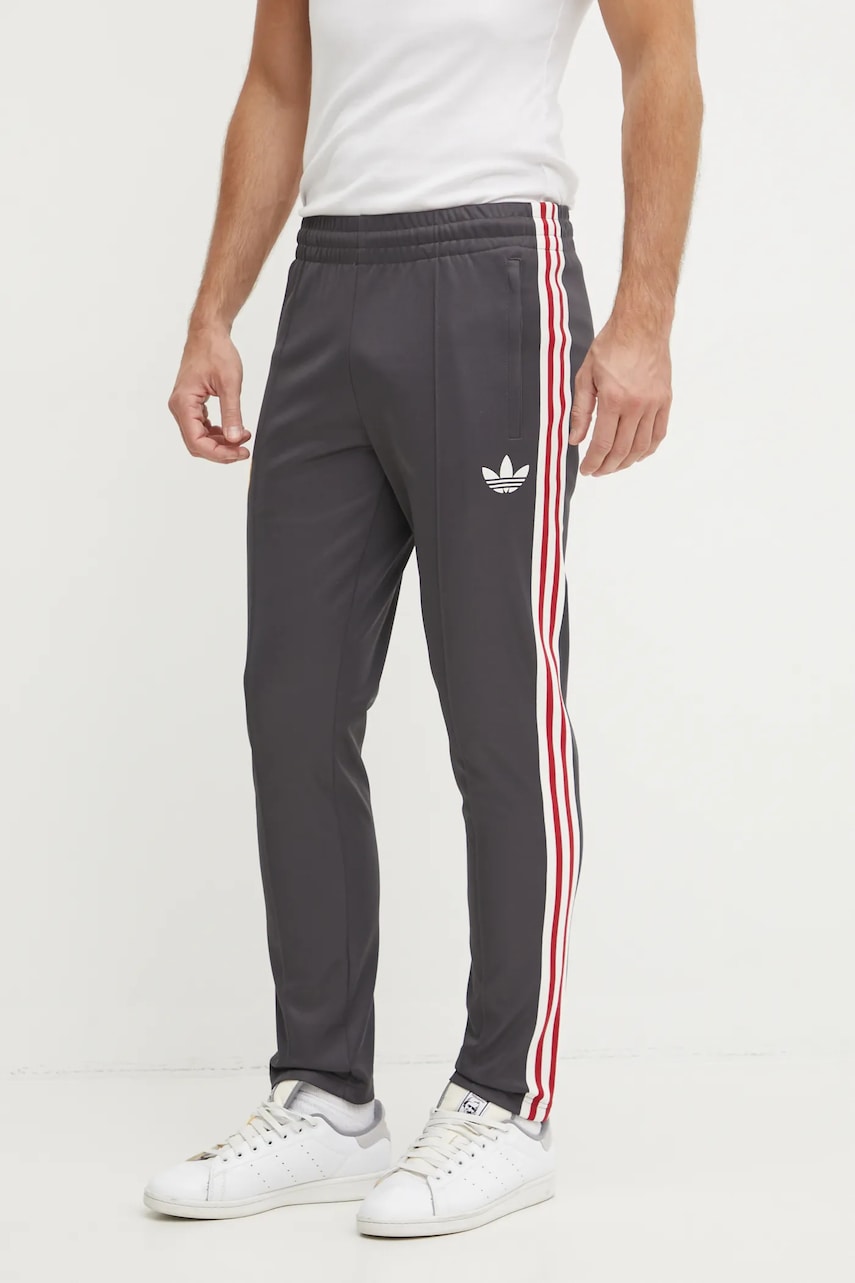 adidas Originals pantaloni de trening Manchester United Beckenbauer Track Pant culoarea gri, cu imprimeu, IY0044 adidas Originals pantaloni de trening Manchester United Beckenbauer Track Pant culoarea gri, cu imprimeu, IY0044