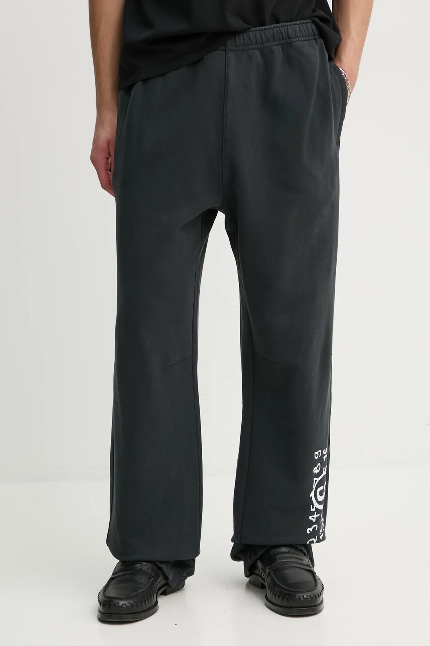MM6 Maison Margiela pantaloni de trening din bumbac culoarea negru, cu imprimeu, SH2KA0022.M25004 MM6 Maison Margiela pantaloni de trening din bumbac culoarea negru, cu imprimeu, SH2KA0022.M25004
