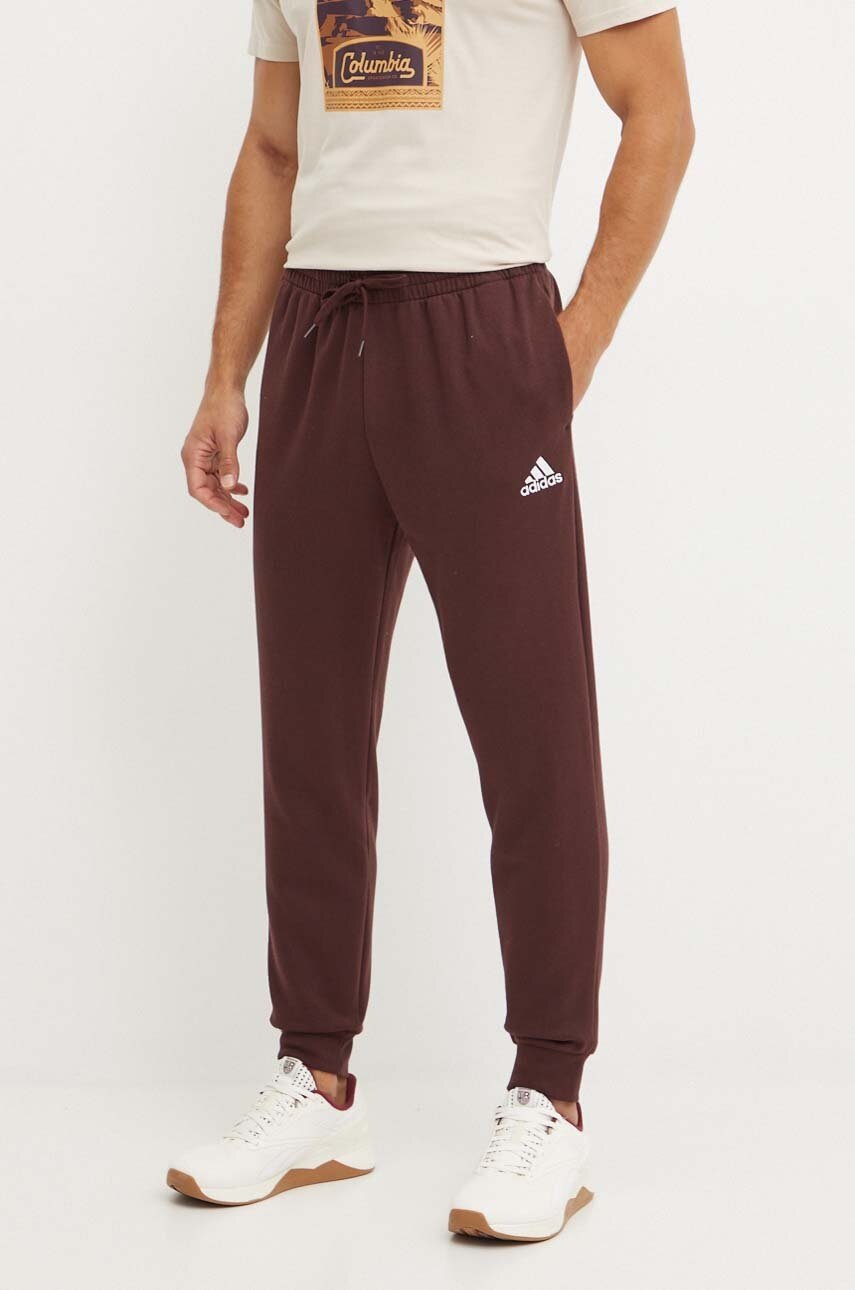 

Спортен панталон adidas Essentials в кафяво с апликация IY9086, Кафяв