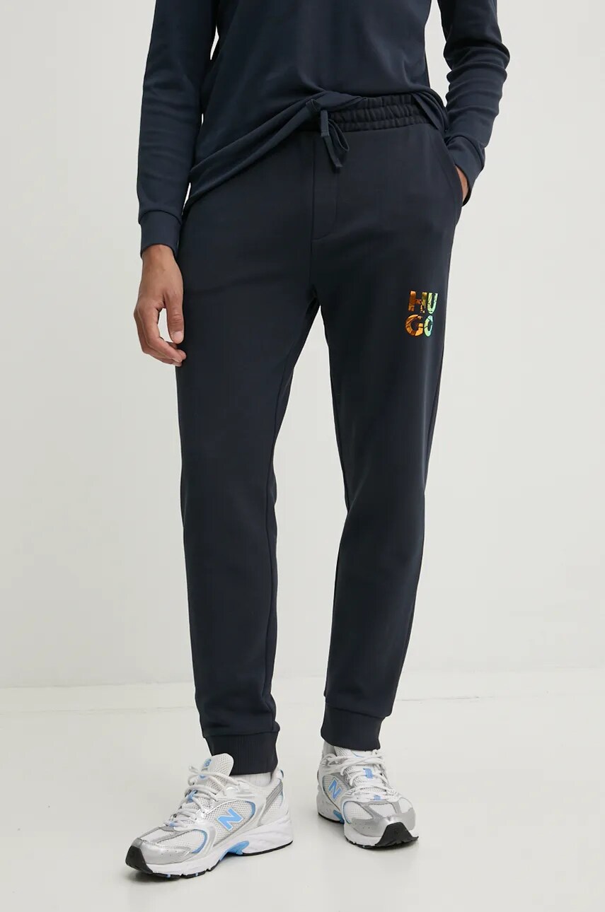 HUGO pantaloni de trening din bumbac culoarea albastru marin, cu imprimeu, 50522127