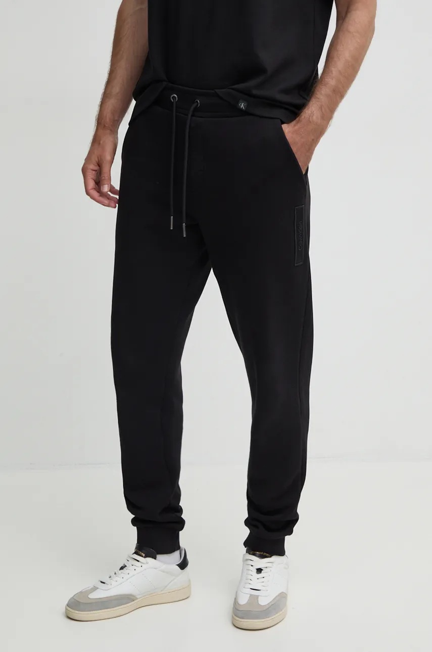 

Памучен спортен панталон Calvin Klein в черно с апликация K10K113579, Черен