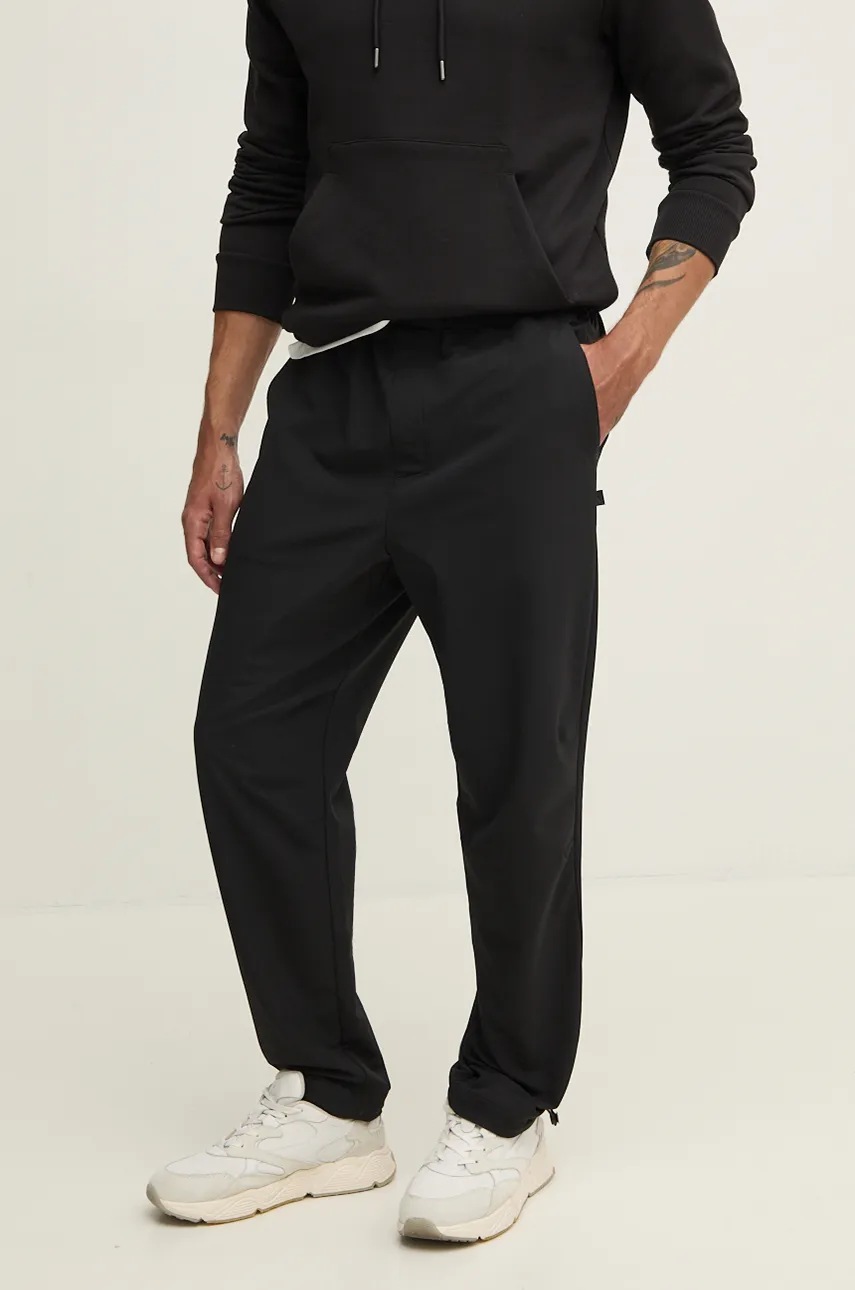 

Панталон Calvin Klein Jeans в черно с изчистен дизайн J30J326172, Черен