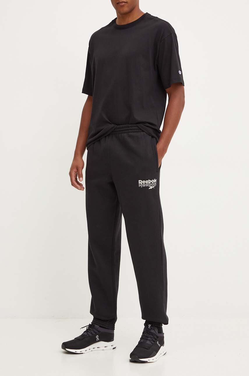 Reebok pantaloni de trening culoarea negru, cu imprimeu, 100076460 Reebok pantaloni de trening culoarea negru, cu imprimeu, 100076460