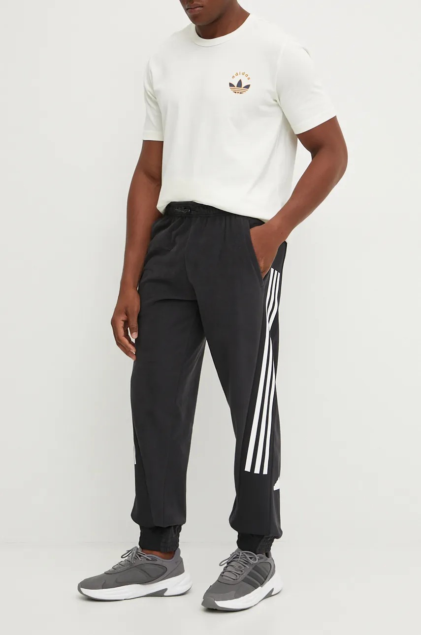 

Спортен панталон adidas Future Icons в черно с принт IW6090, Черен