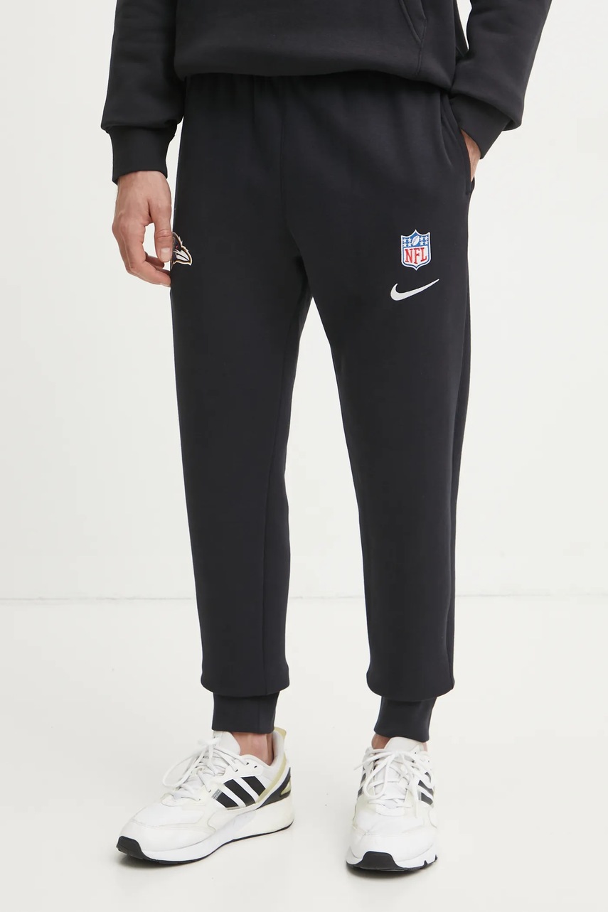 

Спортен панталон Nike Baltimore Ravens в черно с принт 02F7-00A-8G-4NZ, Черен