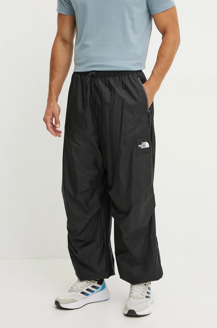 

Панталон The North Face TNF x Yinka Ilori в черно с апликация NF0A89GPJK31, Черен