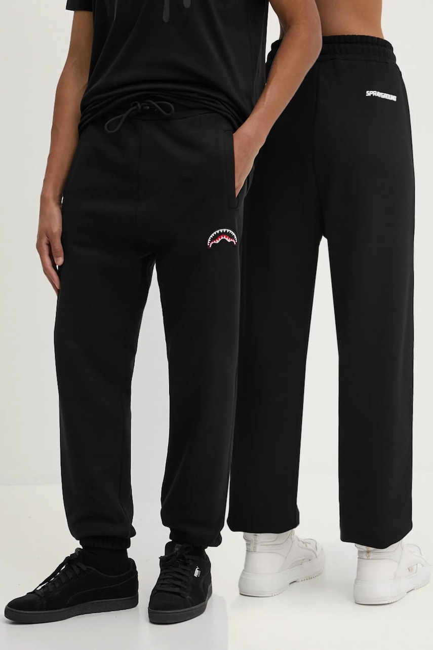Sprayground pantaloni de trening din bumbac culoarea negru, cu imprimeu, SP515 Sprayground pantaloni de trening din bumbac culoarea negru, cu imprimeu, SP515