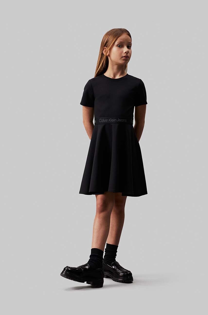 

Детска рокля Calvin Klein Jeans в черно къса разкроена IG0IG02584, Черен