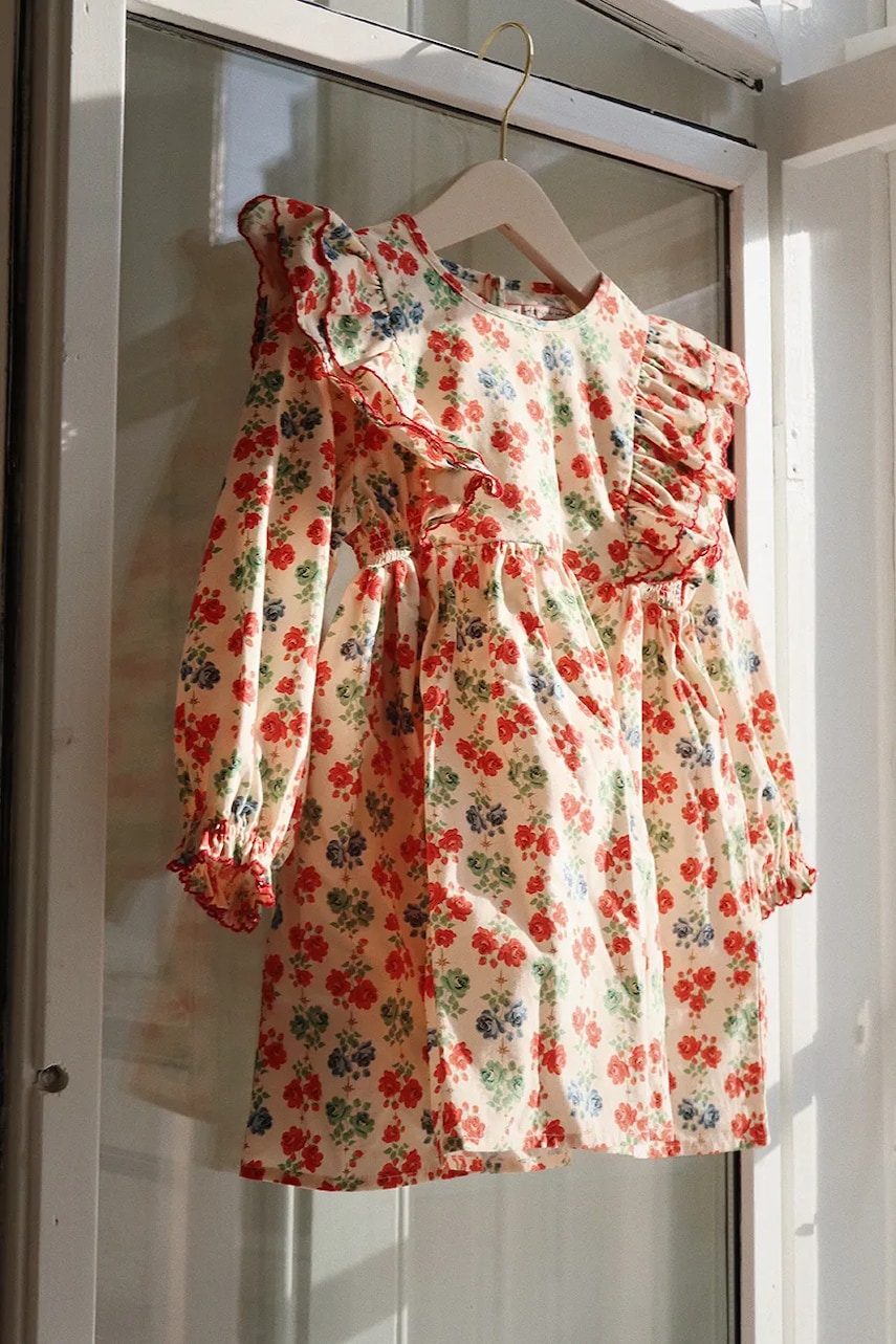 Konges Sløjd rochie din bumbac pentru copii COEUR DRESS GOTS culoarea bej, mini, evazati, KS101933 Konges Sløjd rochie din bumbac pentru copii COEUR DRESS GOTS culoarea bej, mini, evazati, KS101933