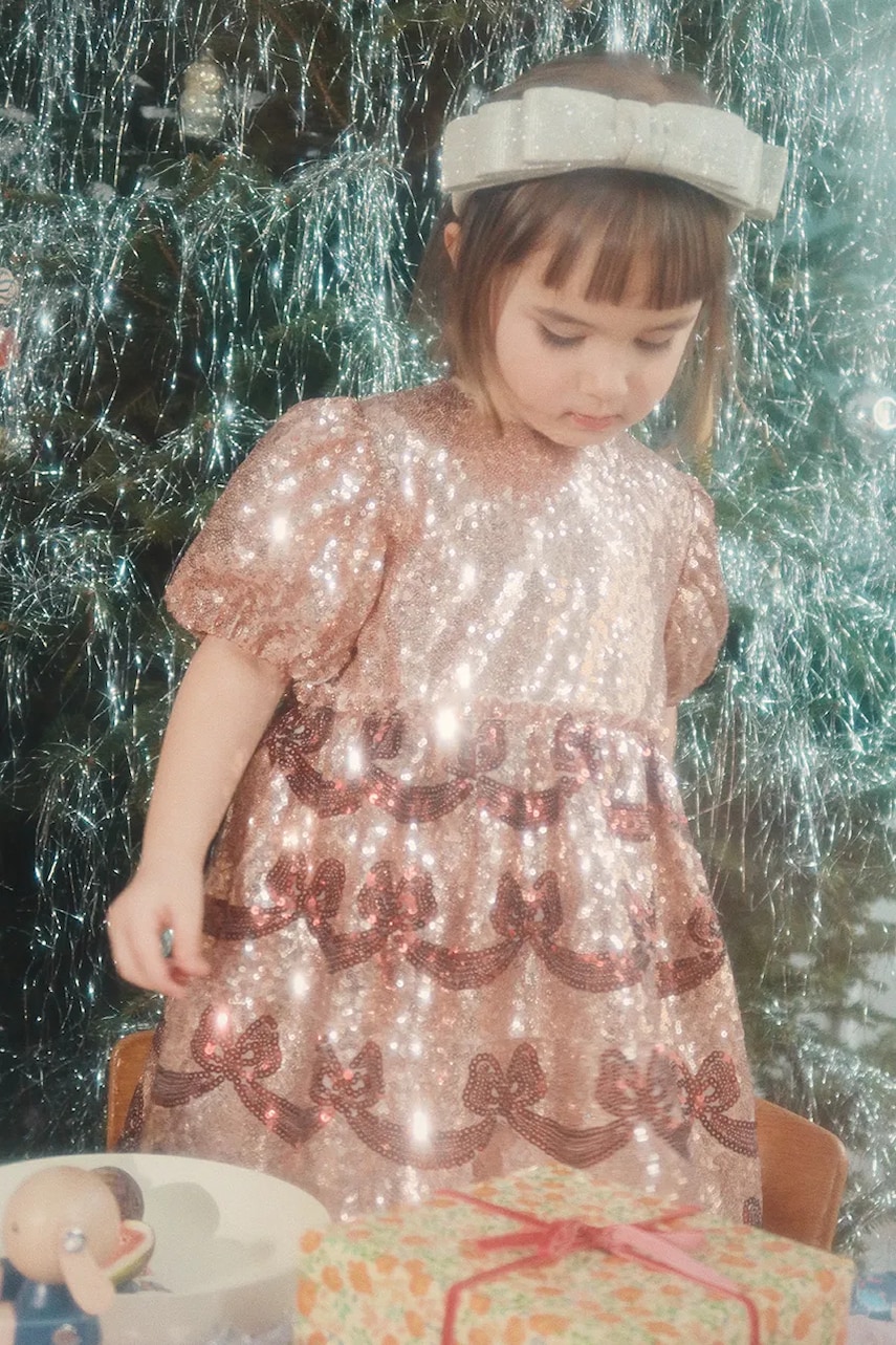 Konges Sløjd rochie fete STARLA BOW WOW DRESS culoarea auriu, mini, evazati, KS102116 Konges Sløjd rochie fete STARLA BOW WOW DRESS culoarea auriu, mini, evazati, KS102116
