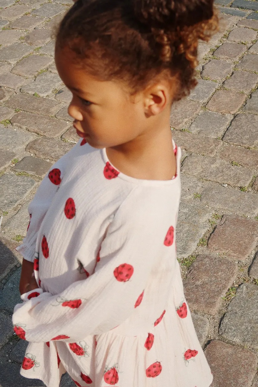 

Детска памучна рокля Konges Sløjd COCO LADYBUG DRESS GOTS в бежово къса разкроена KS102213, Бежов