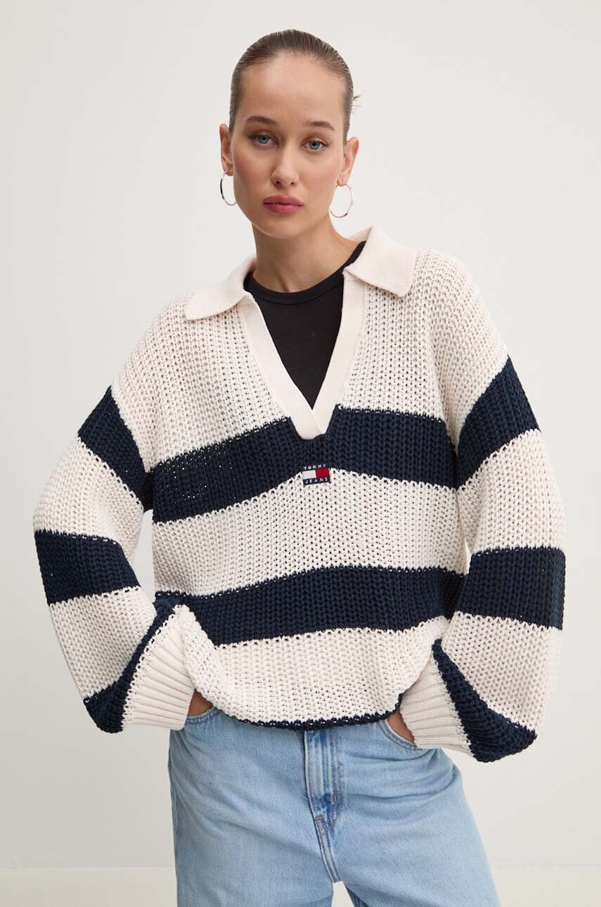 

Пуловер Tommy Jeans дамски в бежово от лека материя DW0DW18523, Бежов