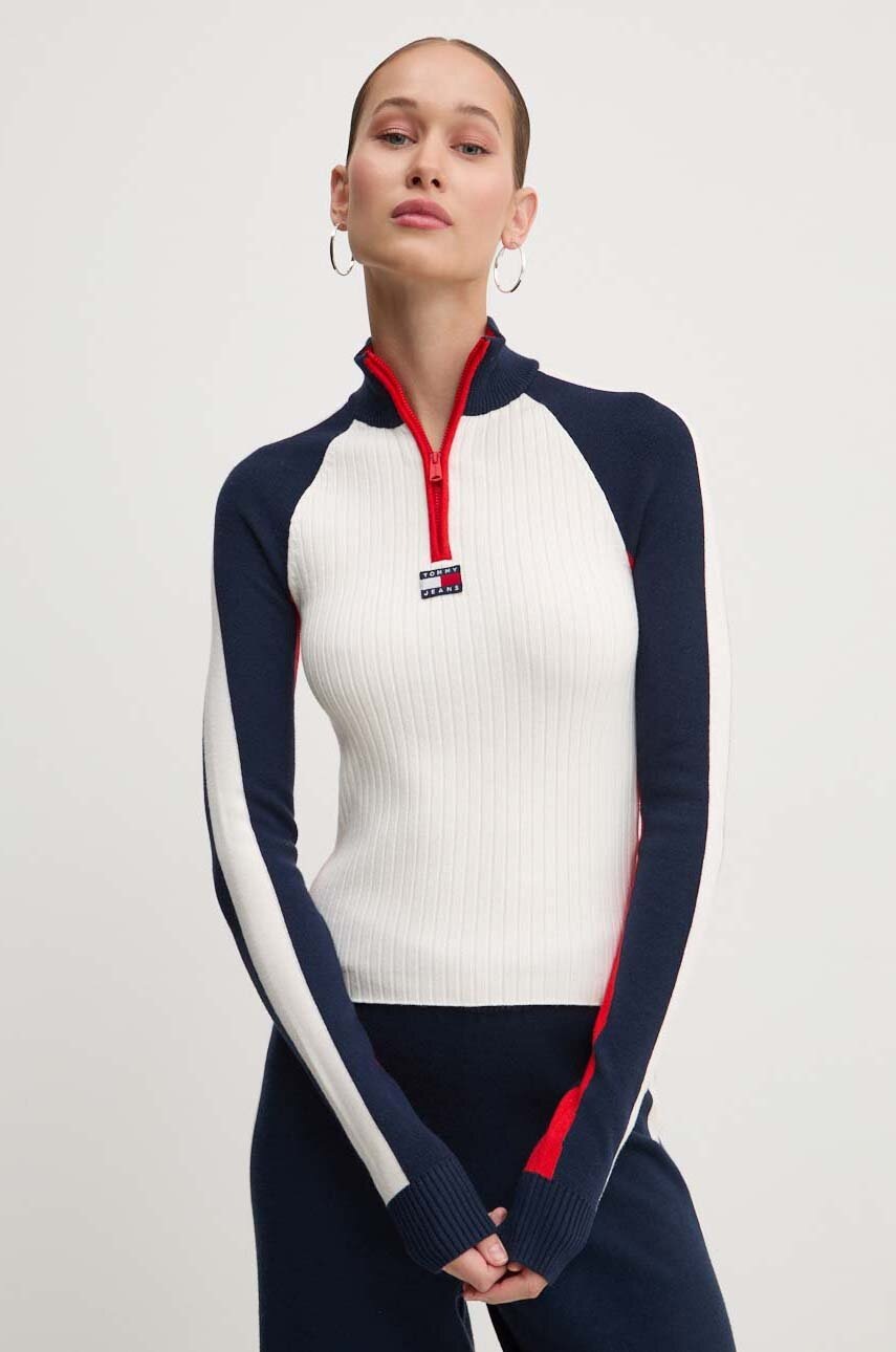 

Пуловер Tommy Jeans дамски в бежово от лека материя с ниско поло DW0DW18595, Бежов