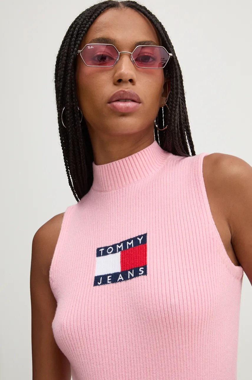 

Елек Tommy Jeans в розово от лека материя с ниско поло DW0DW18527, Розов