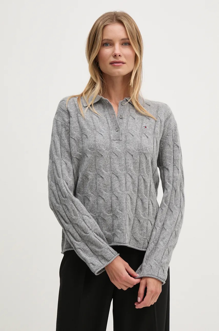 

Вълнен пуловер Tommy Hilfiger дамски в сиво от лека материя WW0WW43090, Сив