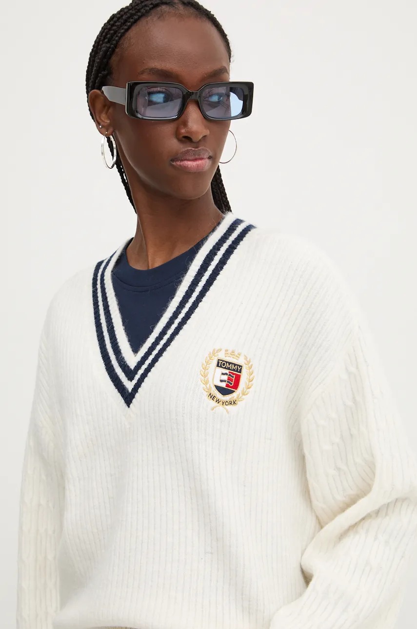 

Пуловер Tommy Jeans дамски в бежово DW0DW19685, Бежов