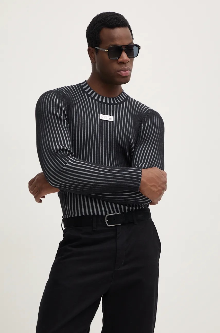 Levně Svetr Versace Jeans Couture pánský, černá barva, 77GAFM04 CMN67
