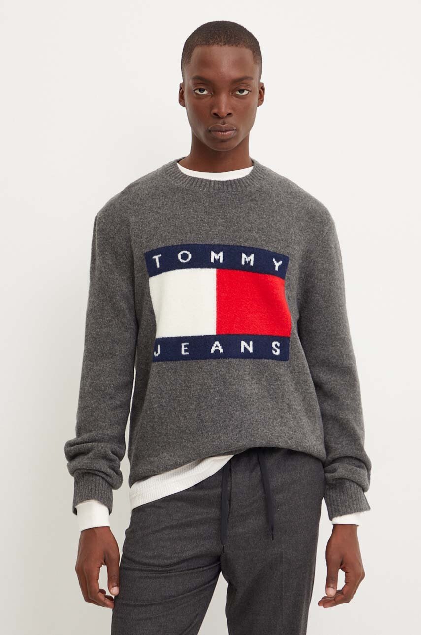 

Пуловер с вълна Tommy Jeans мъжки в сиво от лека материя DM0DM19442, Сив