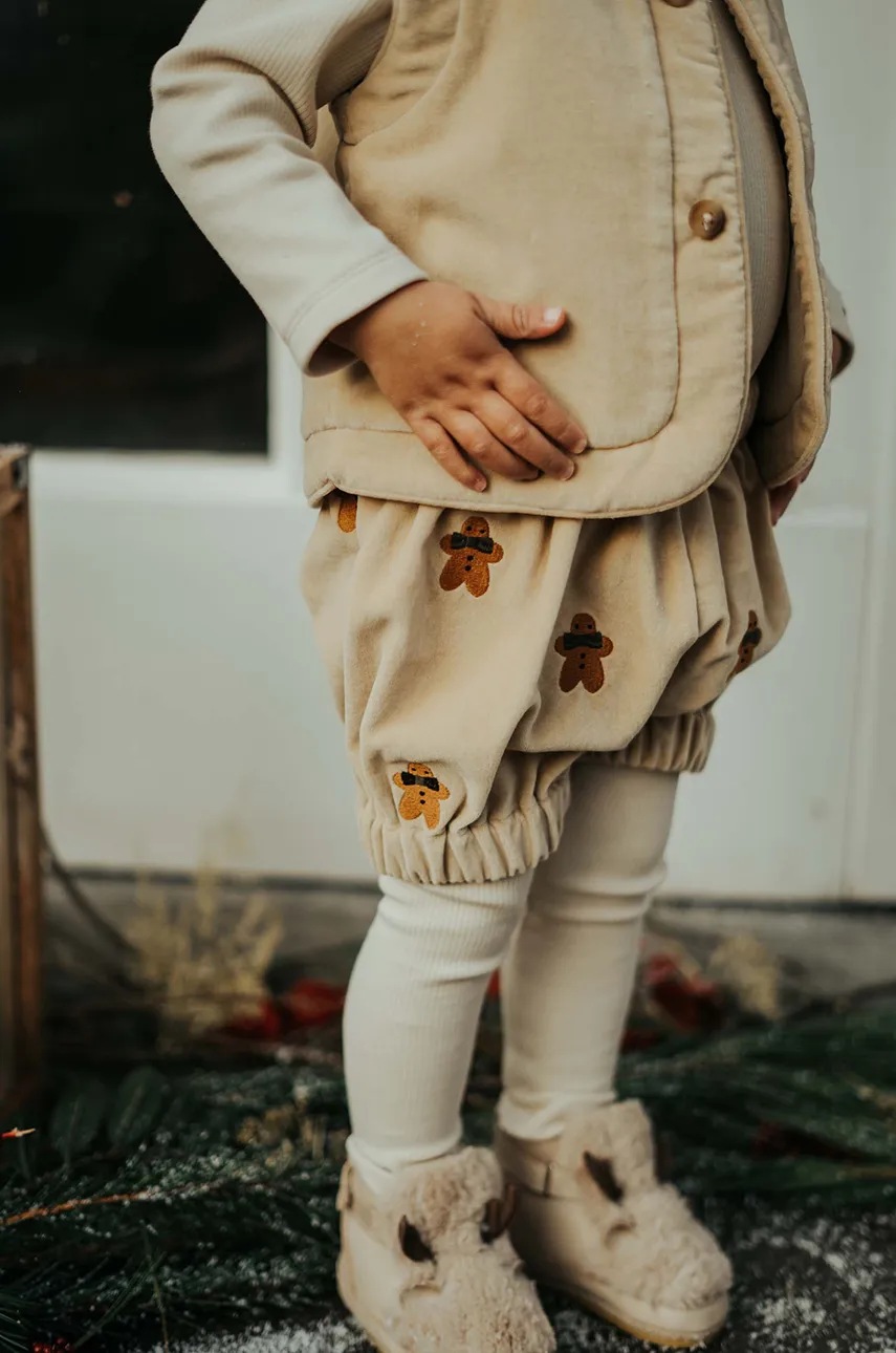 

Бебешки къс панталон от памук Donsje Azizie Bloomers Gingerbreads в бежово с десен 4082801, Бежов