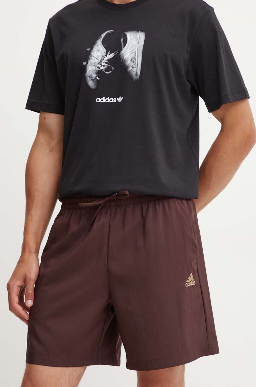 

Къс панталон adidas Essentials Chelsea в кафяво IW7697, Кафяв