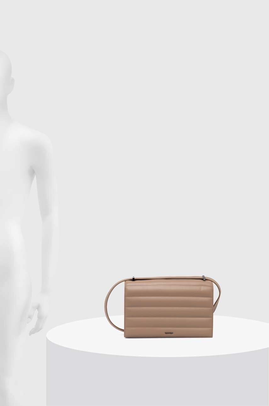 Τσάντα Calvin Klein χρώμα: μπεζ, K60K612117 φωτογραφία