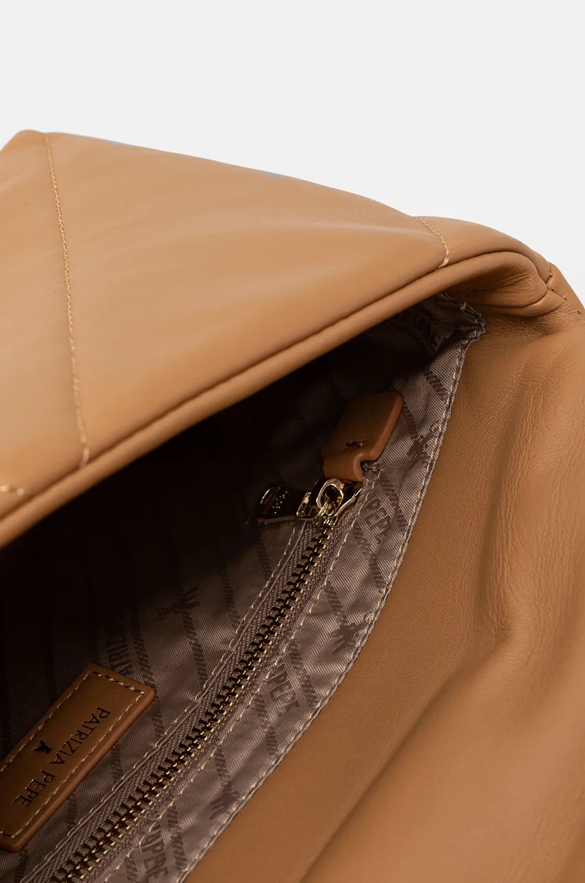 Δερμάτινη τσάντα Patrizia Pepe χρώμα: μπεζ, 8B0195 L006 φωτογραφία