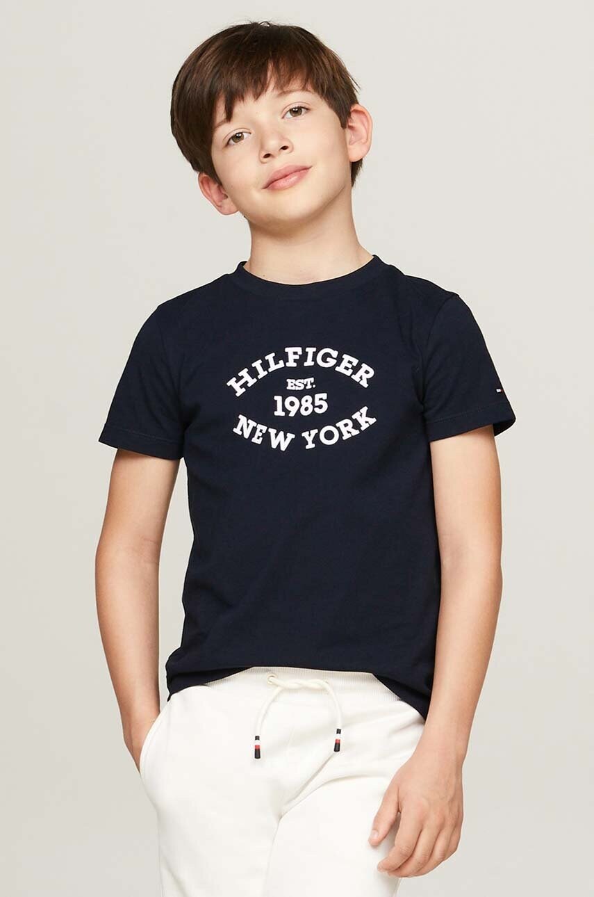 

Детска памучна тениска Tommy Hilfiger в тъмносиньо с принт KB0KB08658, Тъмносин