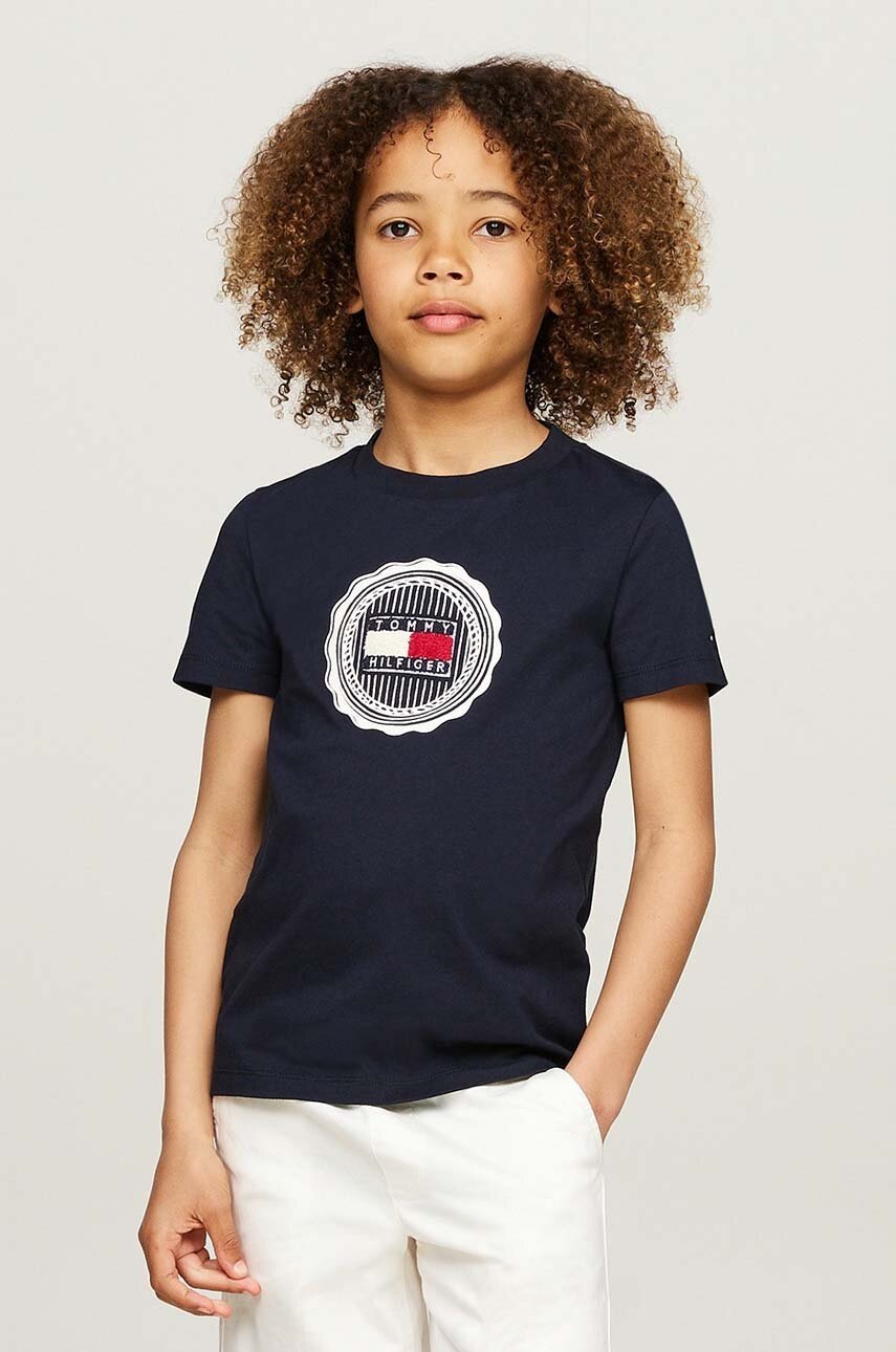 

Детска памучна тениска Tommy Hilfiger в тъмносиньо с апликация KB0KB08662, Тъмносин