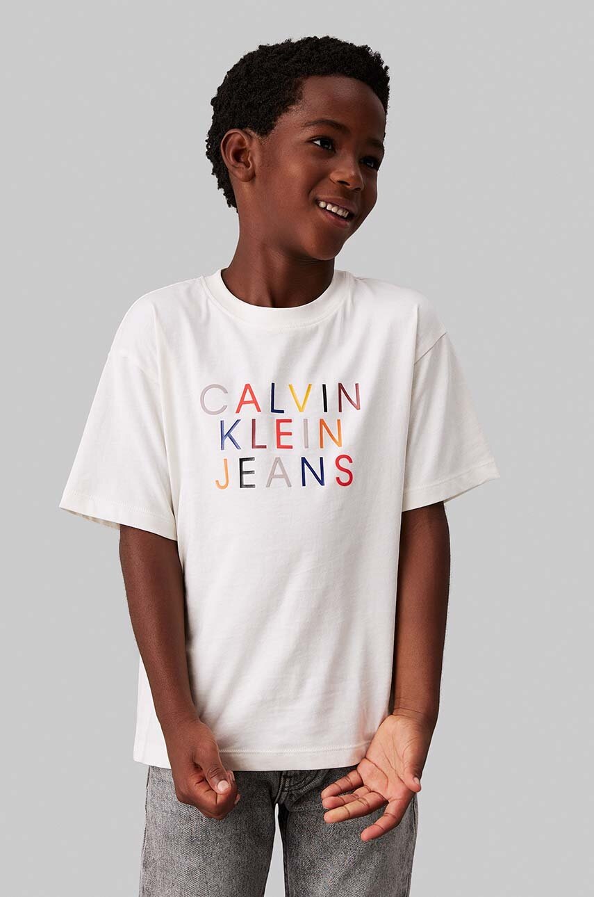 

Детска памучна тениска Calvin Klein Jeans в бяло с принт IB0IB02324, Бял