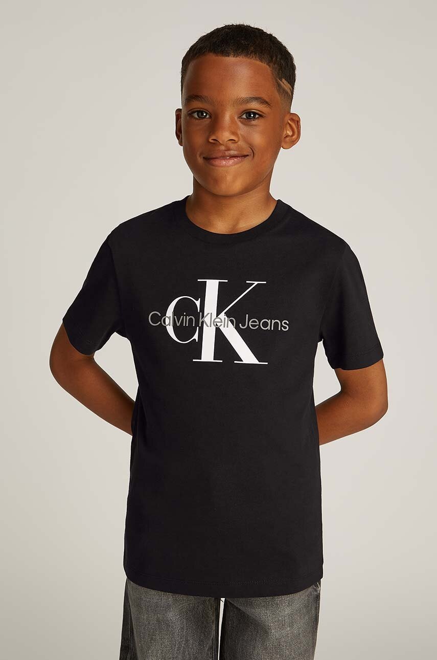 

Детска памучна тениска Calvin Klein Jeans в черно с принт IU0IU00676, Черен