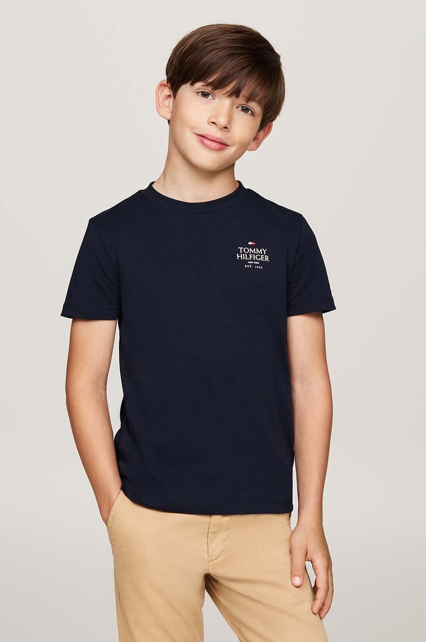 

Детска памучна тениска Tommy Hilfiger в тъмносиньо с принт KB0KB09277, Тъмносин
