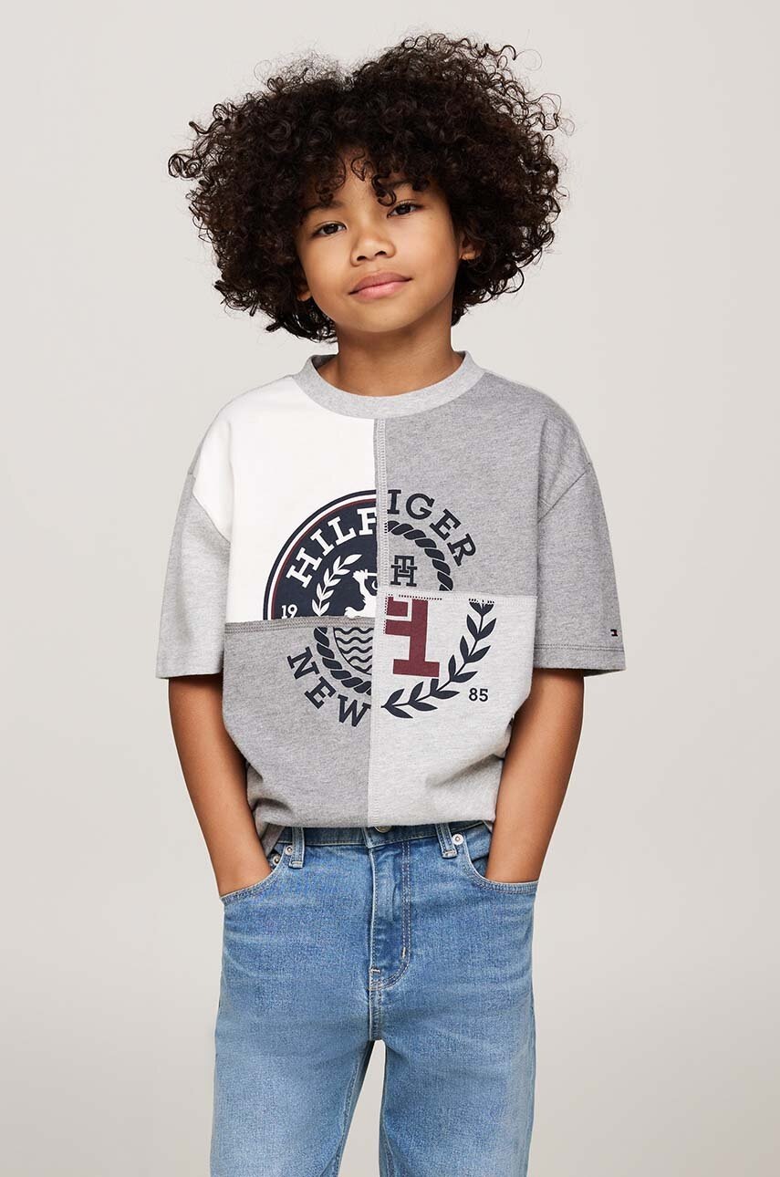 

Детска памучна тениска Tommy Hilfiger в сиво с принт KB0KB09282, Сив