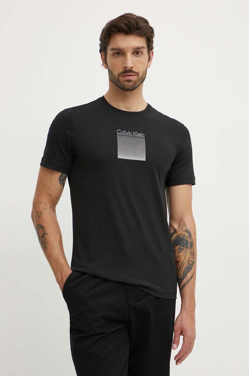 Levně Bavlněné tričko Calvin Klein černá barva, s aplikací, K10K113107