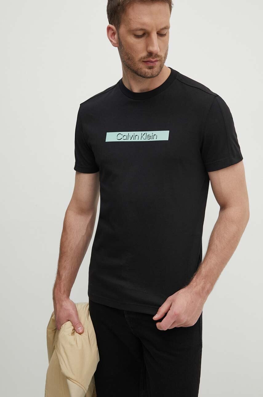 

Памучна тениска Calvin Klein в черно с принт K10K113110, Черен