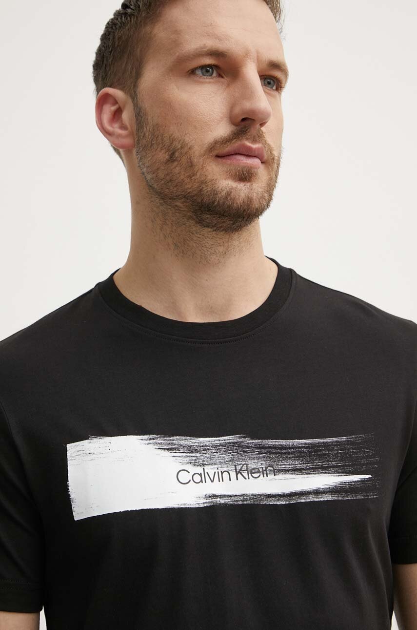 

Памучна тениска Calvin Klein в черно с принт K10K113113, Черен