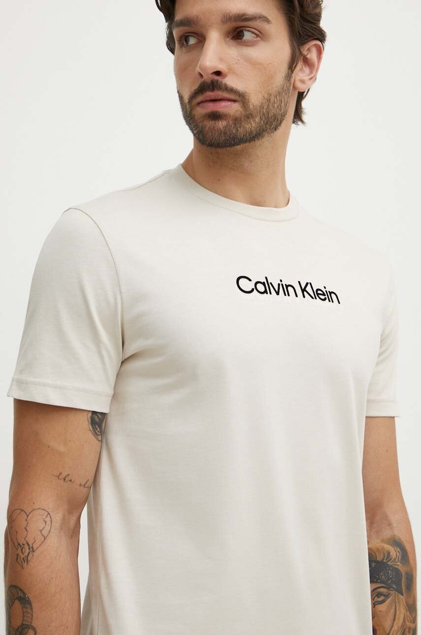 

Памучна тениска Calvin Klein в бежово с апликация K10K113118, Бежов