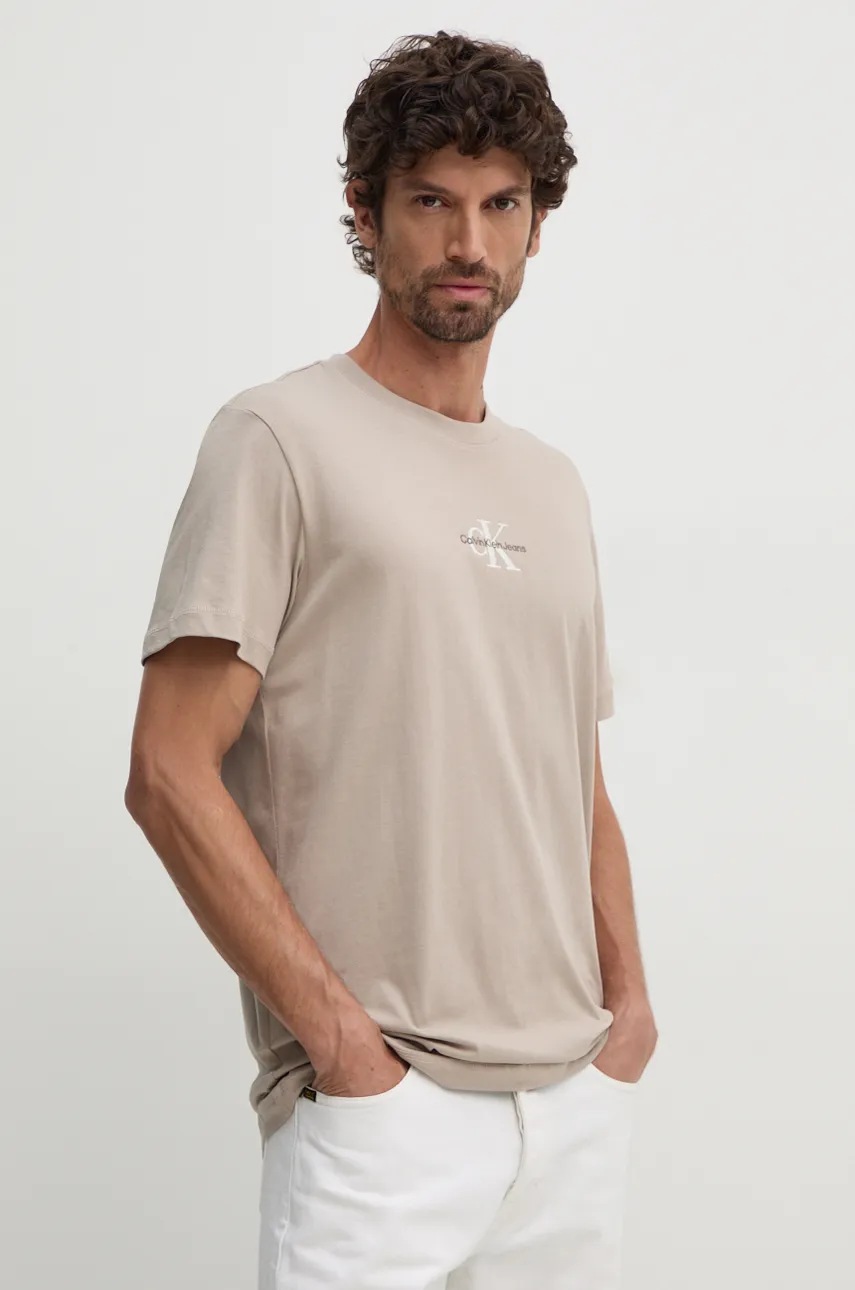 

Памучна тениска Calvin Klein Jeans в бежово с апликация J30J325649, Бежов