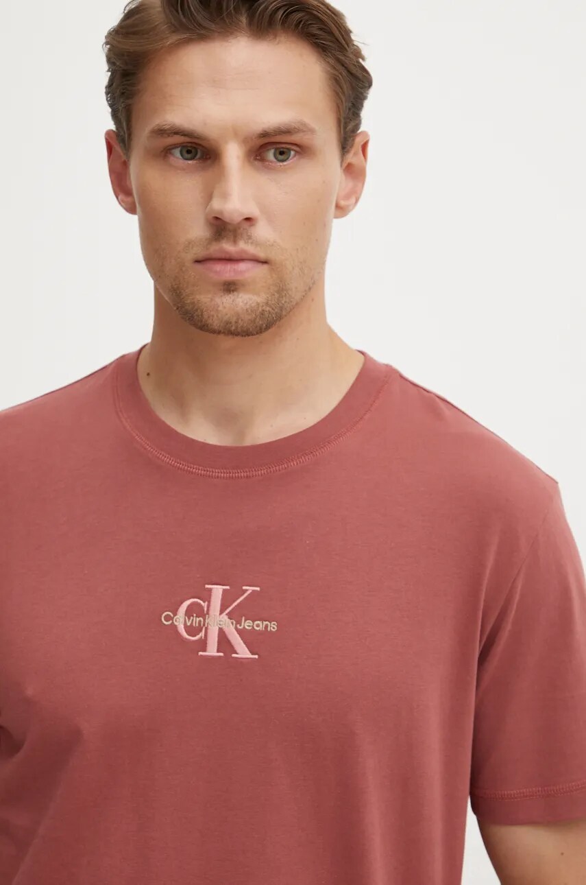 Levně Bavlněné tričko Calvin Klein Jeans vínová barva, s aplikací, J30J325649