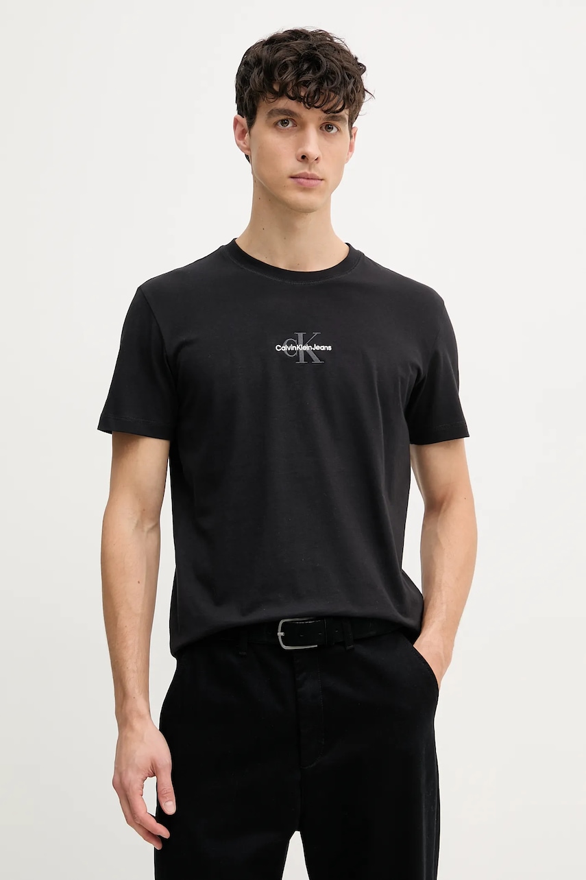 

Памучна тениска Calvin Klein Jeans в черно с апликация J30J325649, Черен