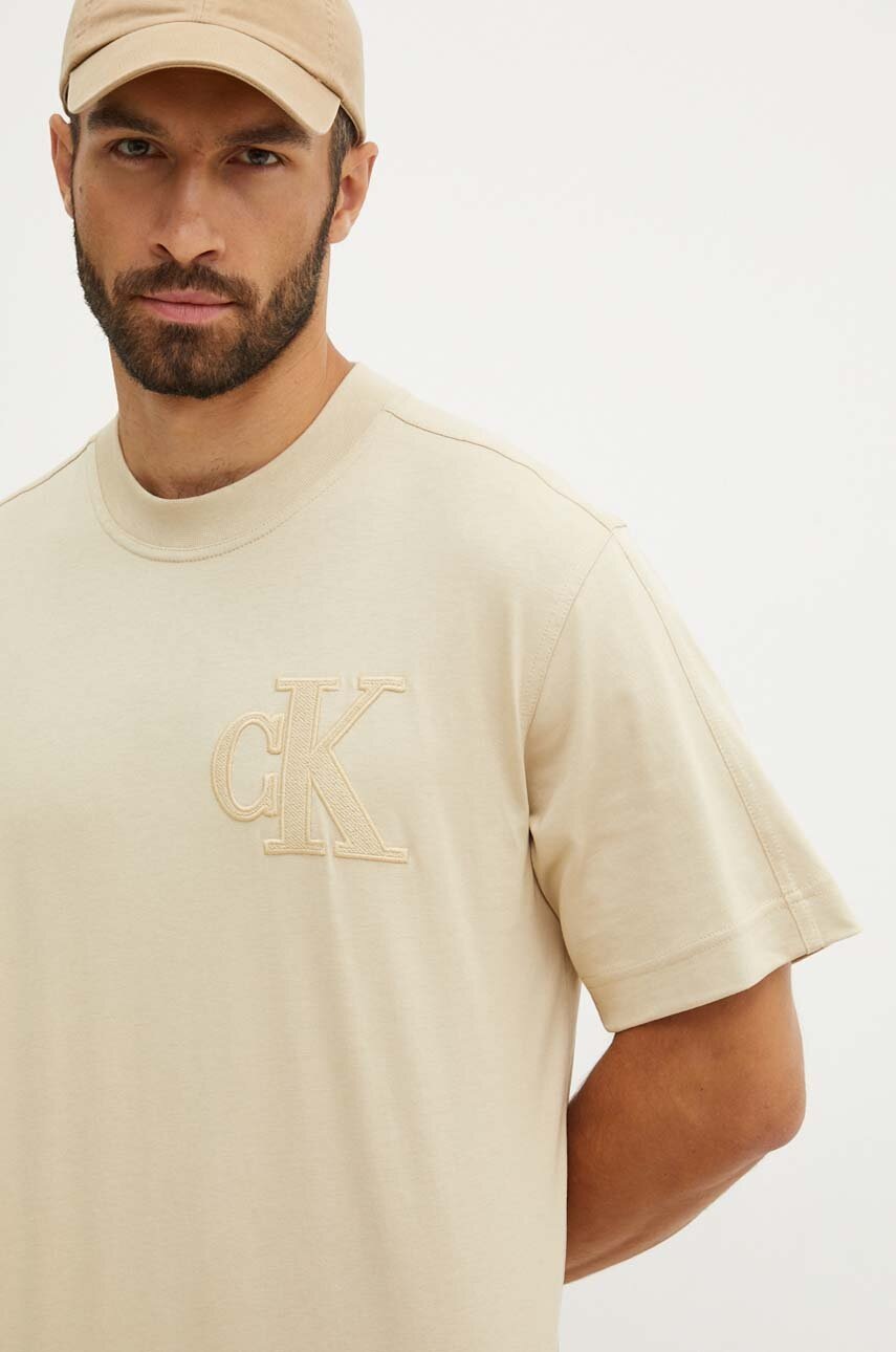 

Памучна тениска Calvin Klein Jeans в бежово с апликация J30J325657, Бежов