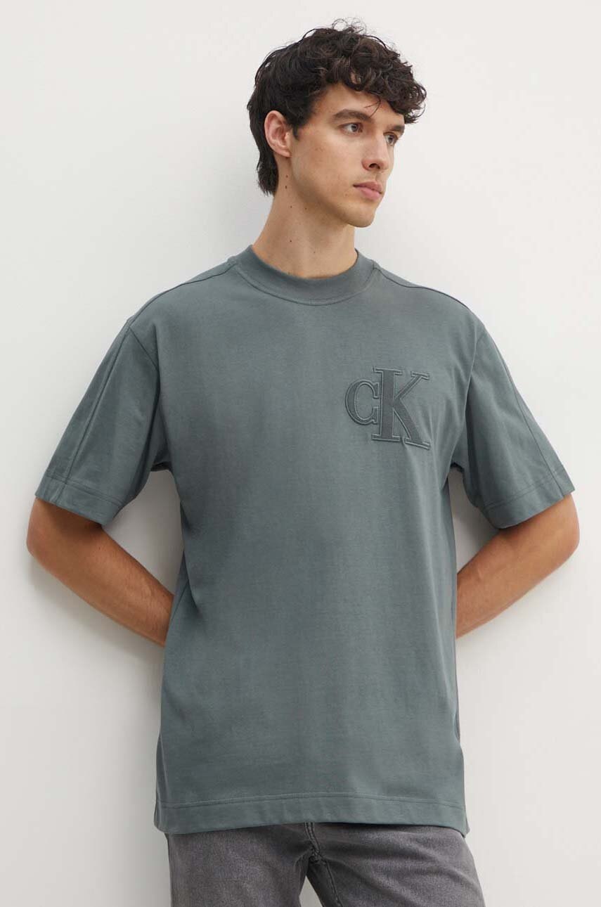 

Памучна тениска Calvin Klein Jeans в сиво с апликация J30J325657, Сив