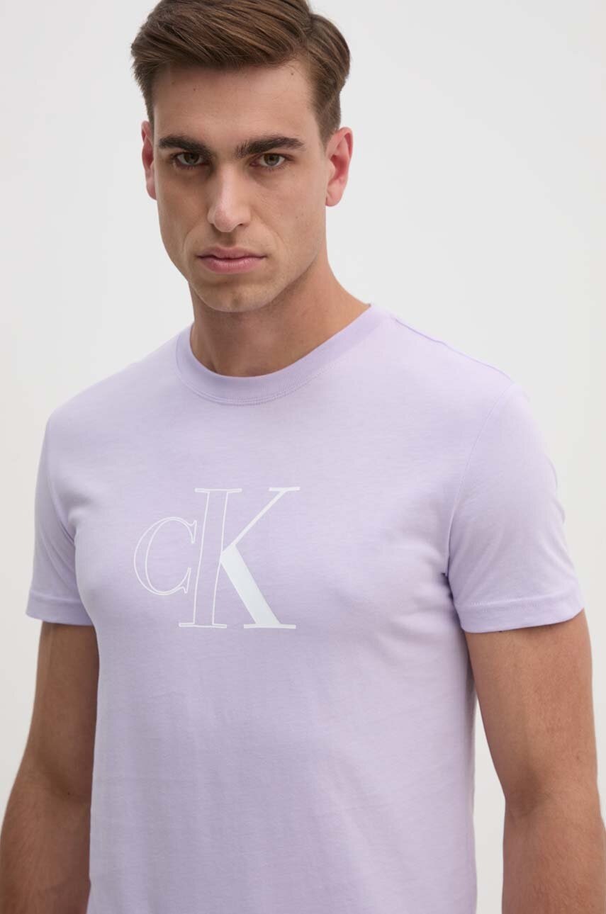 

Памучна тениска Calvin Klein Jeans в лилаво с принт J30J325678, Виолетов