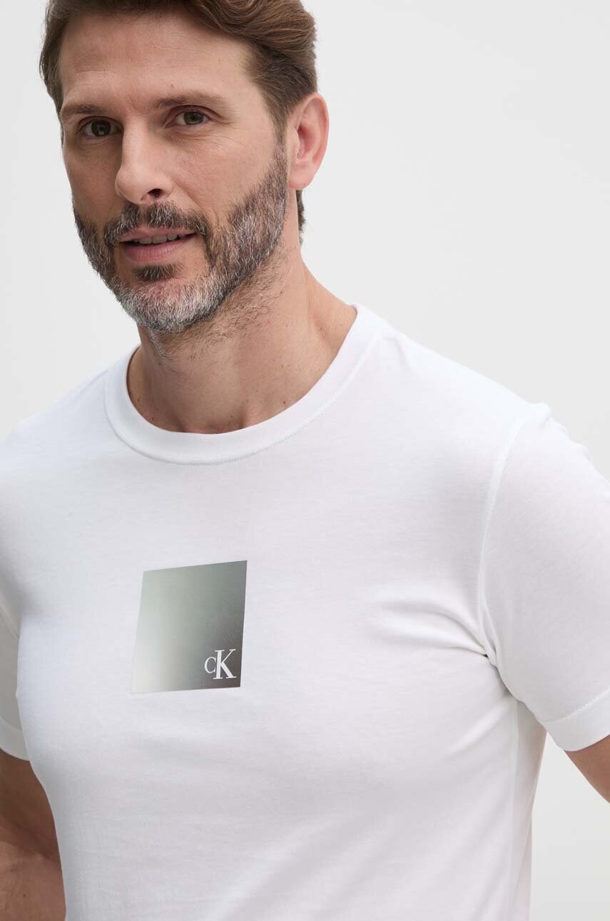 

Памучна тениска Calvin Klein Jeans в бяло с принт J30J325686, Бял