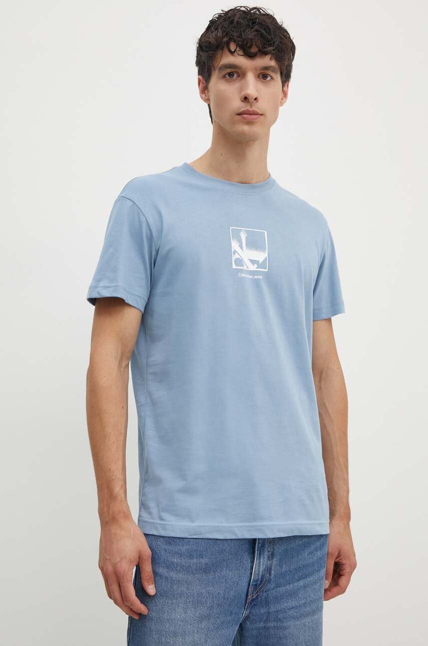 

Памучна тениска Calvin Klein Jeans в синьо с принт J30J325687, Син