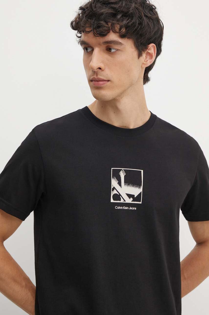 

Памучна тениска Calvin Klein Jeans в черно с принт J30J325687, Черен