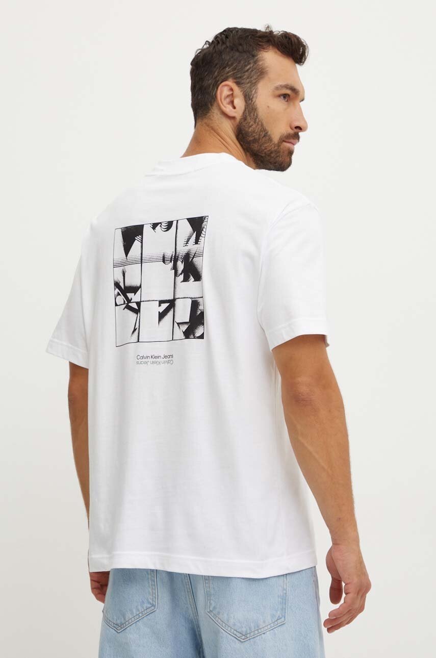 

Памучна тениска Calvin Klein Jeans в бяло с принт J30J325688, Бял