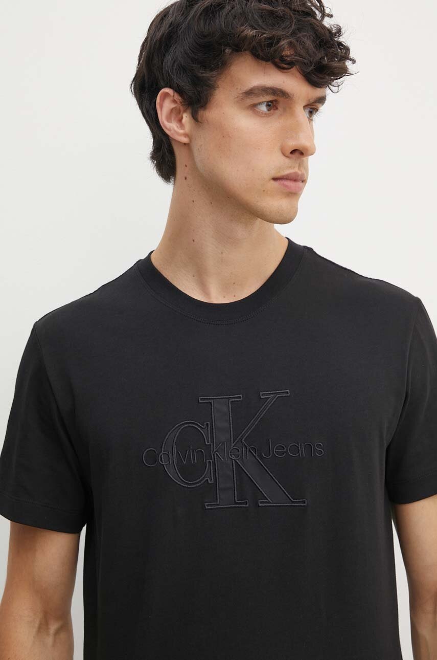 

Памучна тениска Calvin Klein Jeans в черно с апликация J30J325916, Черен