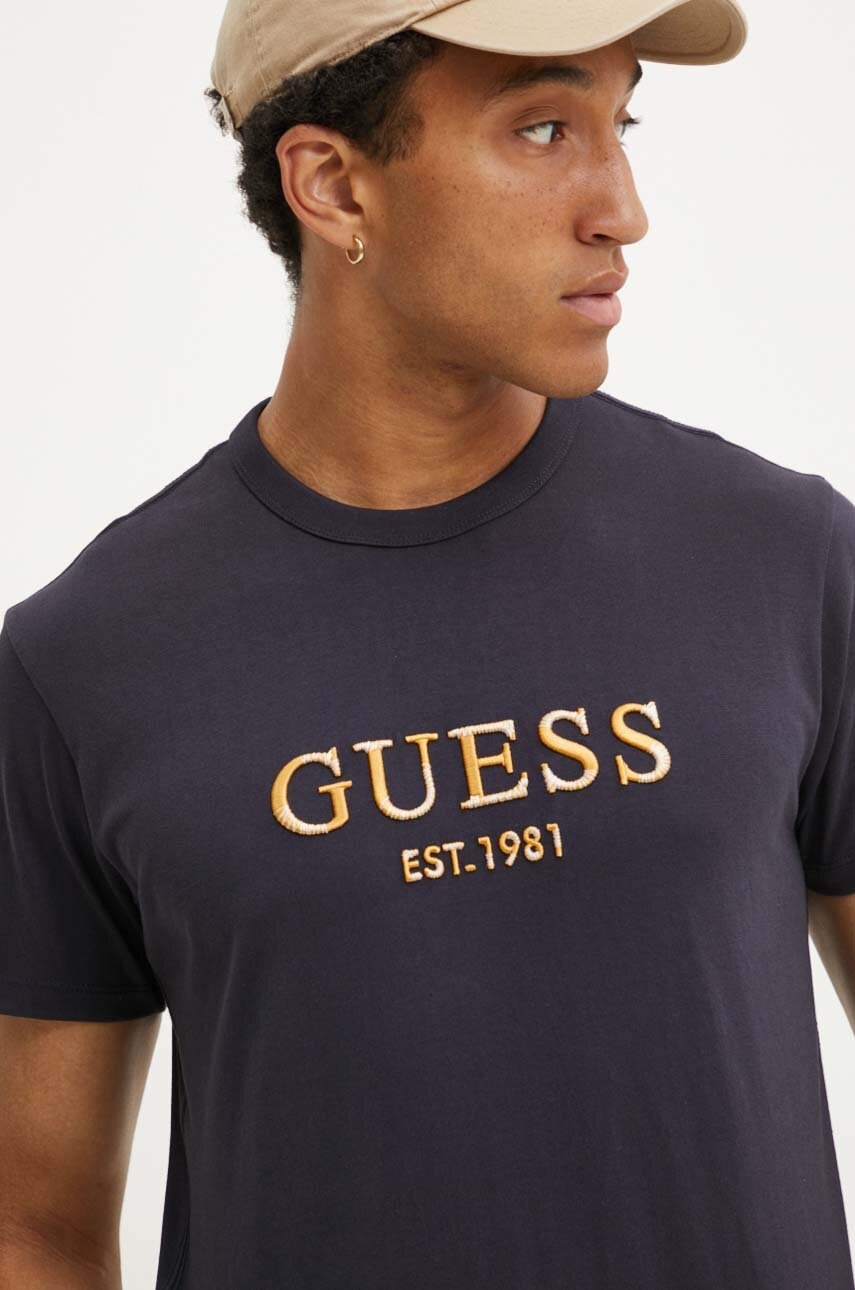 

Памучна тениска Guess в тъмносиньо с апликация M4YI17 I3Z14, Тъмносин
